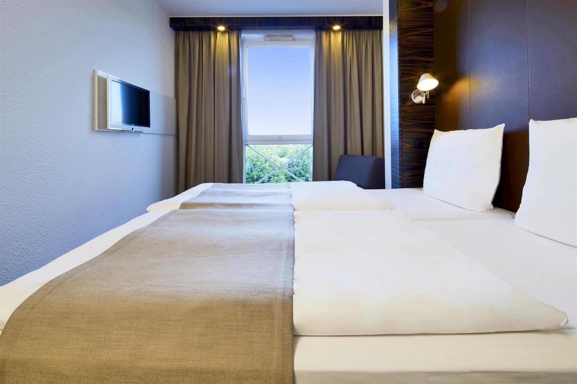 B&B Hotel Muenchen-Putzbrunn Zewnętrze zdjęcie