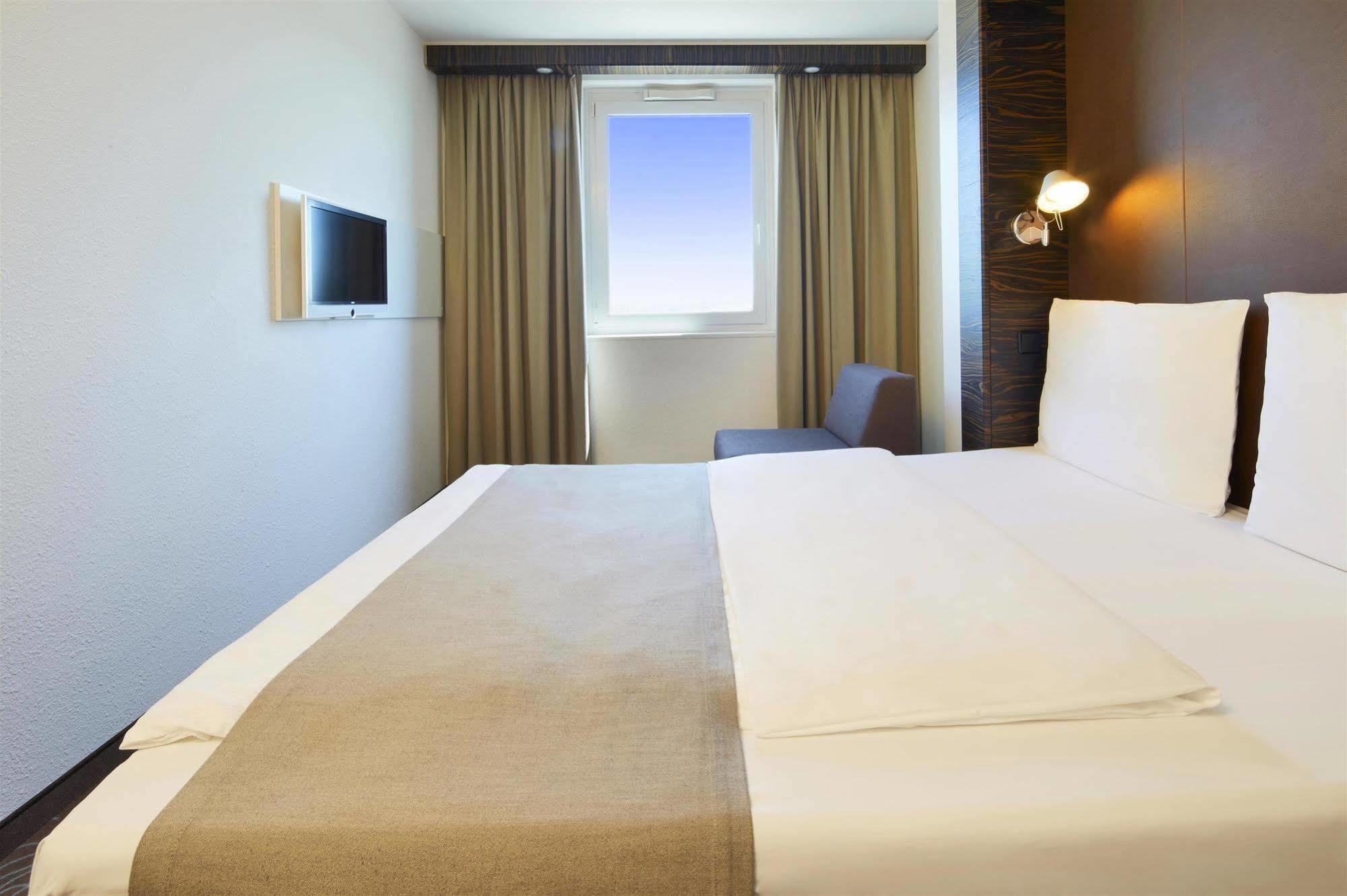B&B Hotel Muenchen-Putzbrunn Zewnętrze zdjęcie